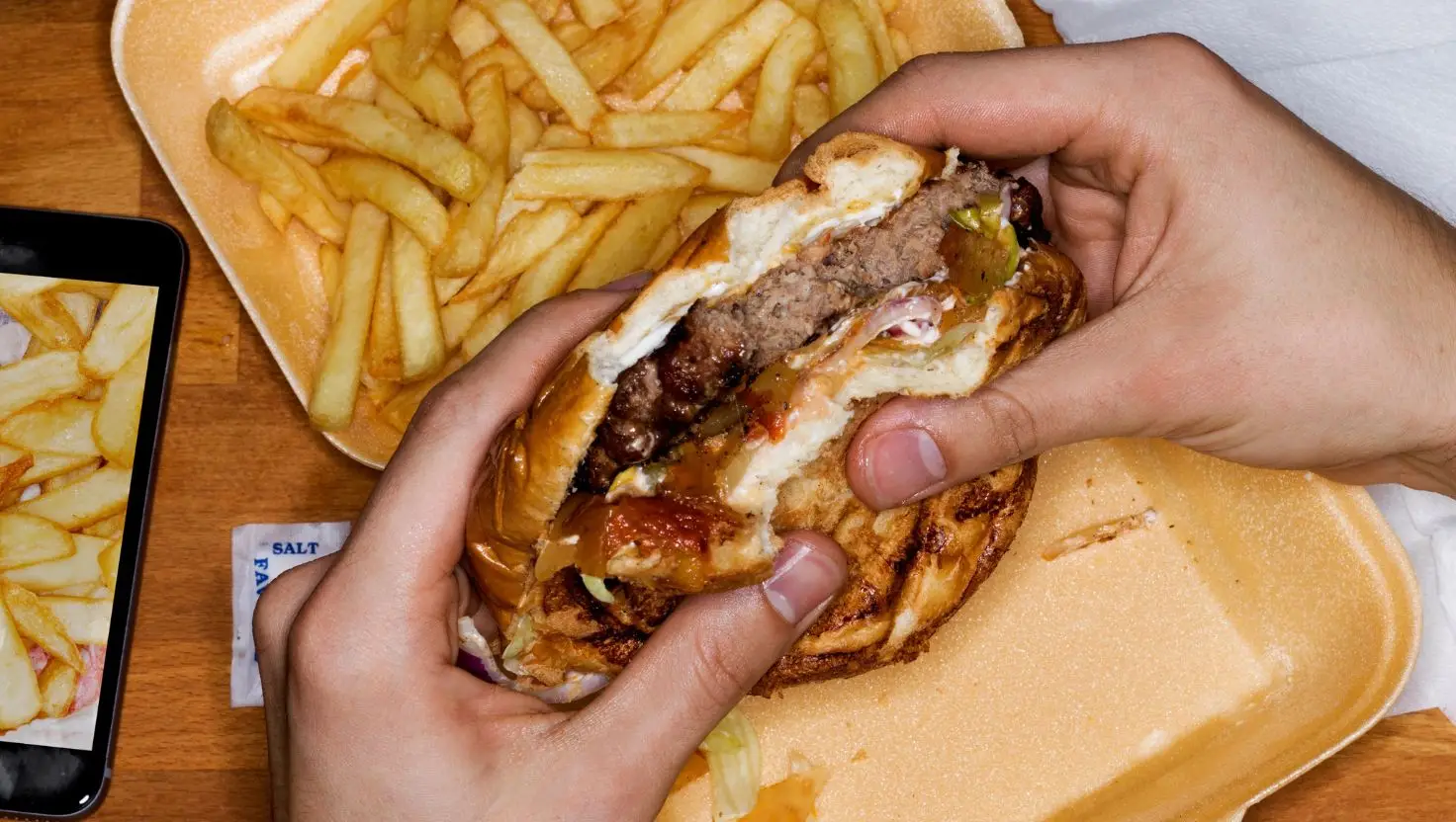 Hamburgers, pizza and garlic bread sticks made up part of the incarcerated man's last meal wish (Getty Stock Image)