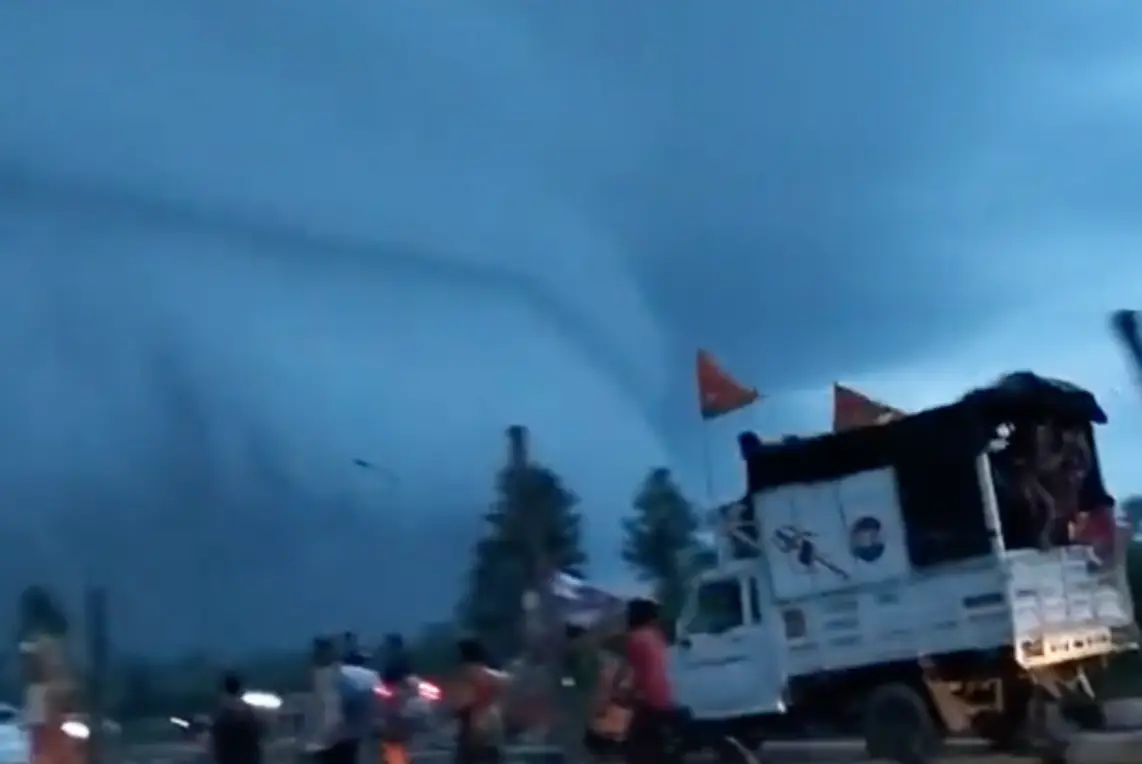 The cloud almost creates the illusion of a tsunami in the sky.