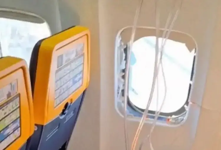 A plane window was 'dislodged' on the Ryanair flight (X)