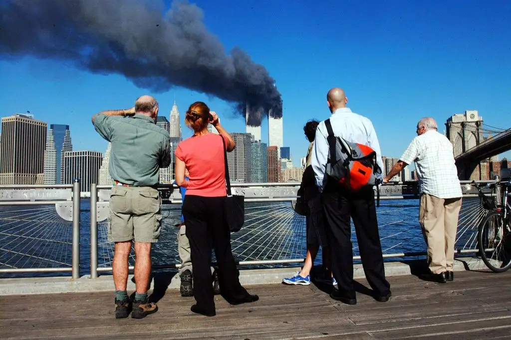 Onlookers witnessing the World Trade Centre attacks from a bridge in New York City. (HENNY RAY ABRAMS/AFP via Getty Images)