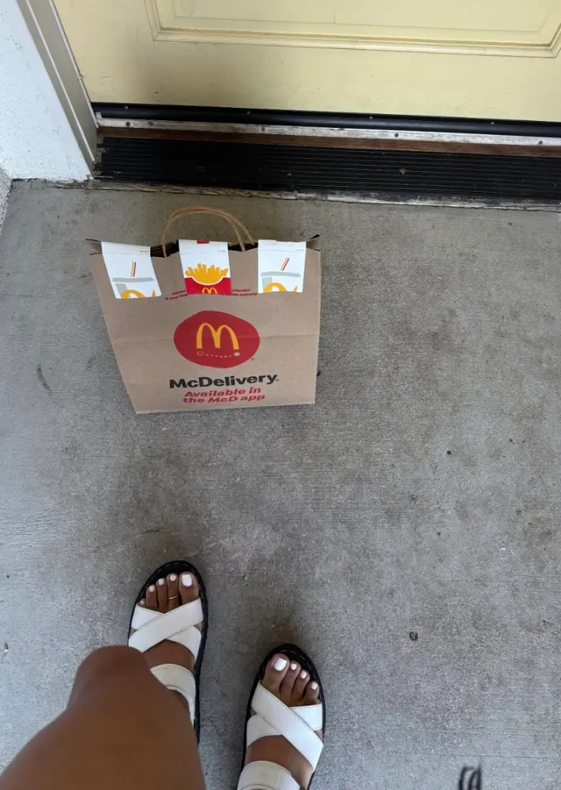 Jade Phoenix has been slipping her feet into shots for Uber Eats customers (Threads/@jadephoenix_)