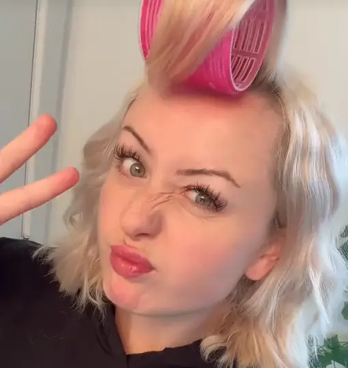 Flight attendant Destaine has shared the 'green flags' she sees in passengers. TikTok/ @destaineiaaa