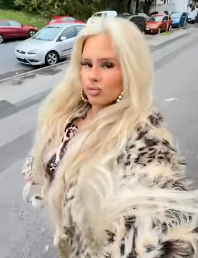 Ashley always dons the most colourful outfits (theblondeacademic / TikTok)