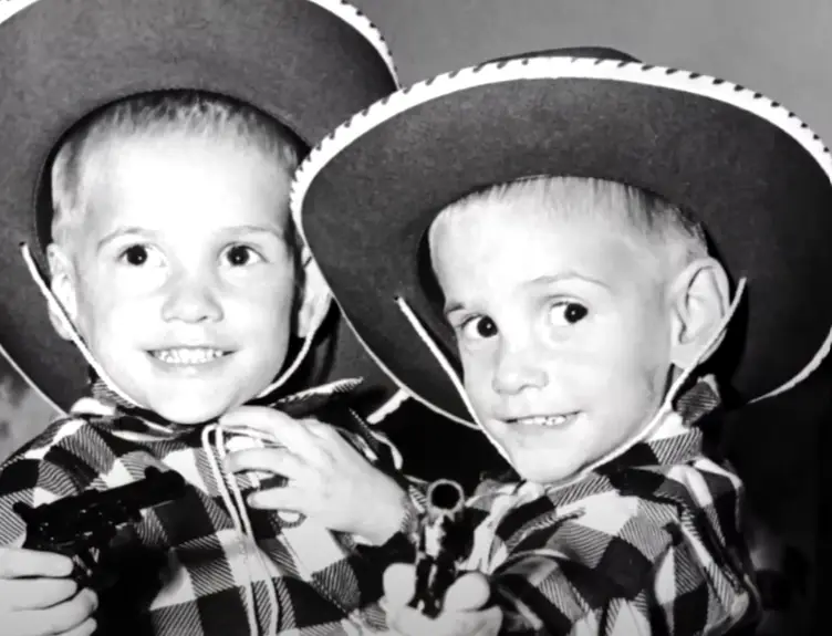 Ronnie and Donnie Galyon joined the circus at 3 (YouTube/@insideedition)