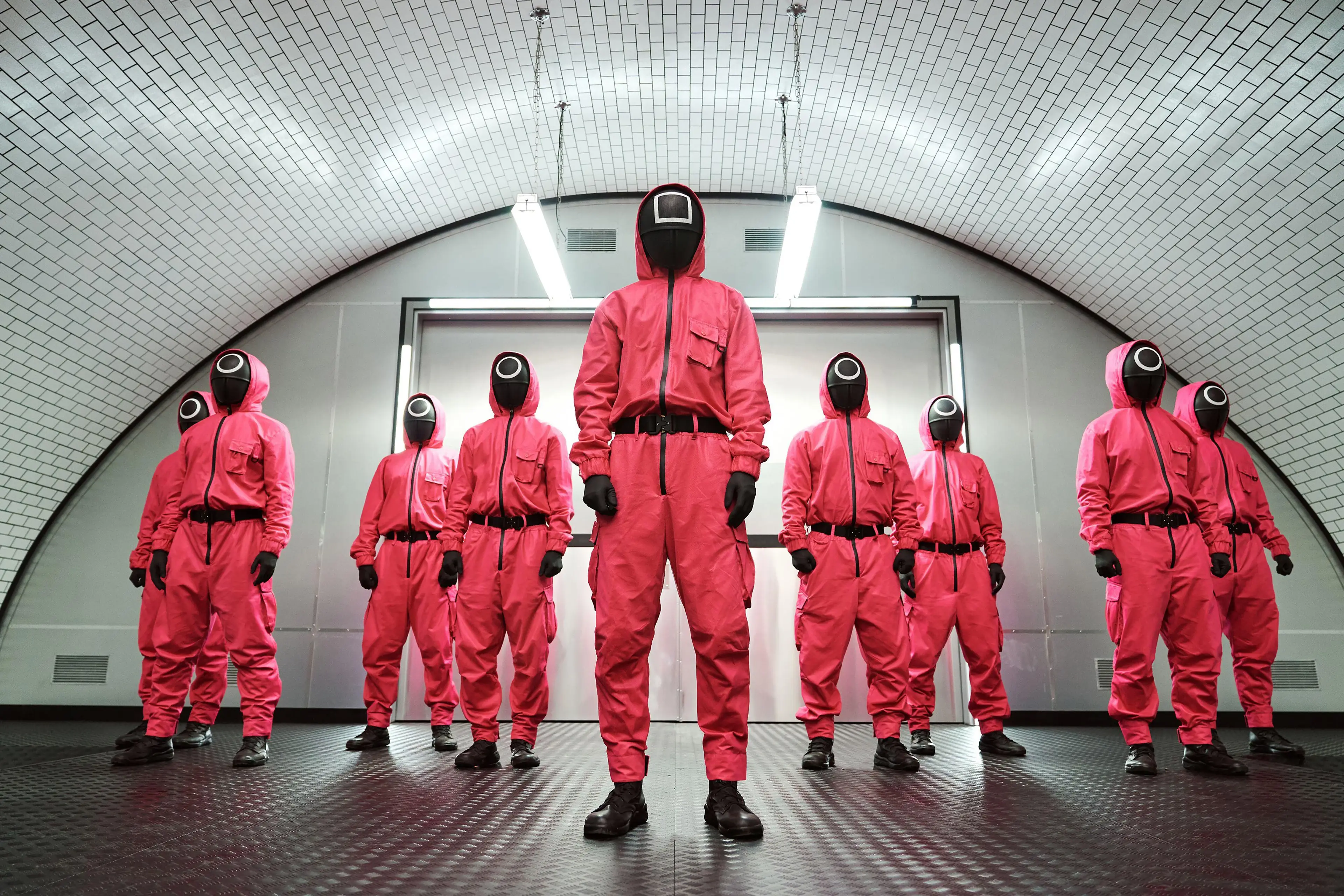 Hwang Dong-hyuk has chucked fans a morsel of fresh content in the form of a deleted scene from season one.