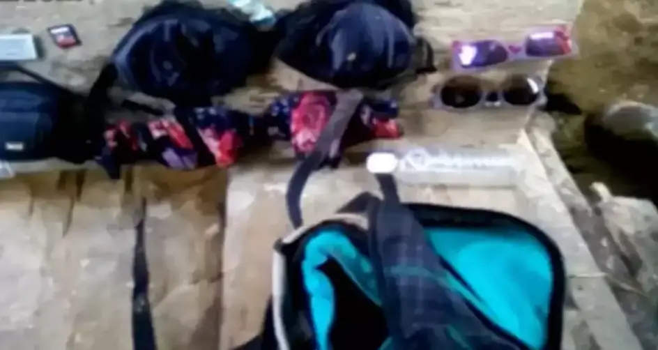 A photo showing the women's belongings laid out on a rock (TVN2)