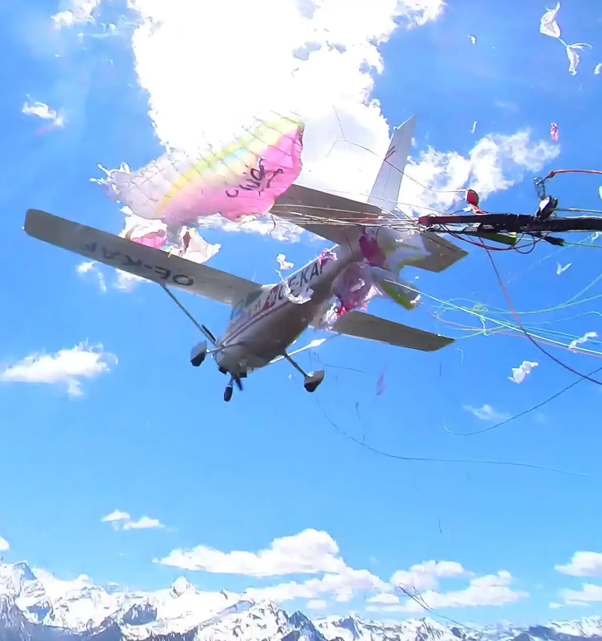 It tore her chute. (sab_thi/Instagram)