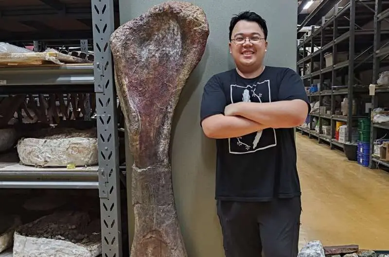 Thitiwoot Sethapanichsakul pictured with the front leg bone (