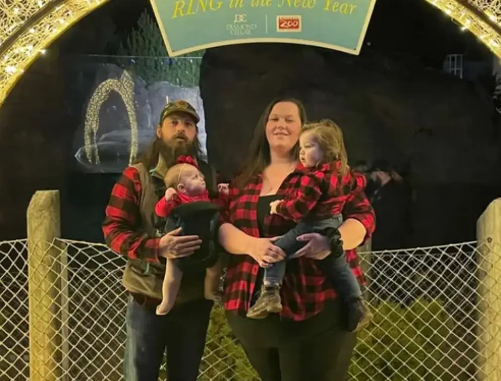 Philip Pohle pictured with his girlfriend and two young kids (GoFundMe)