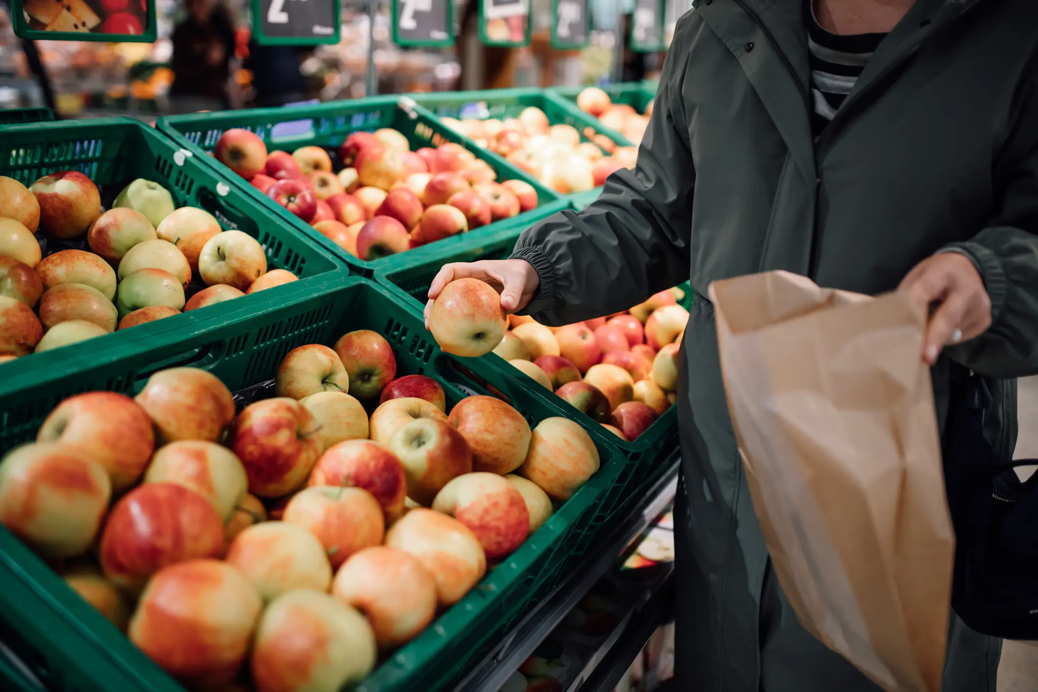 Natural and organic apples might well be better (Getty Stock)