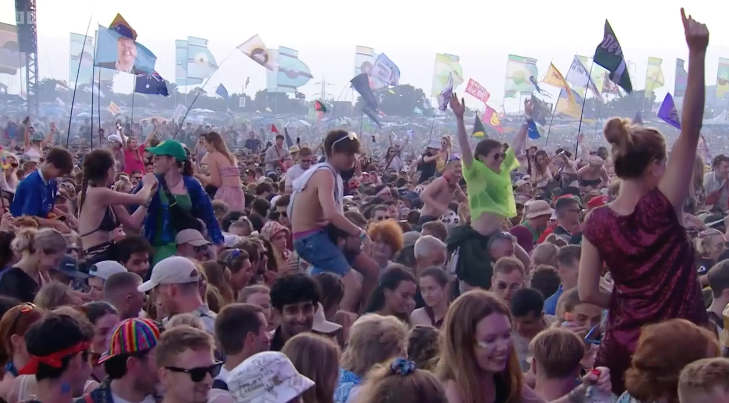 Hundreds of people got on shoulders after Fred's hopes for a record.