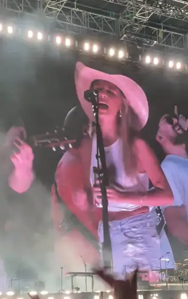 Welch hopped on stage with famous singer, Zach Bryan. X/ Zachary Bell