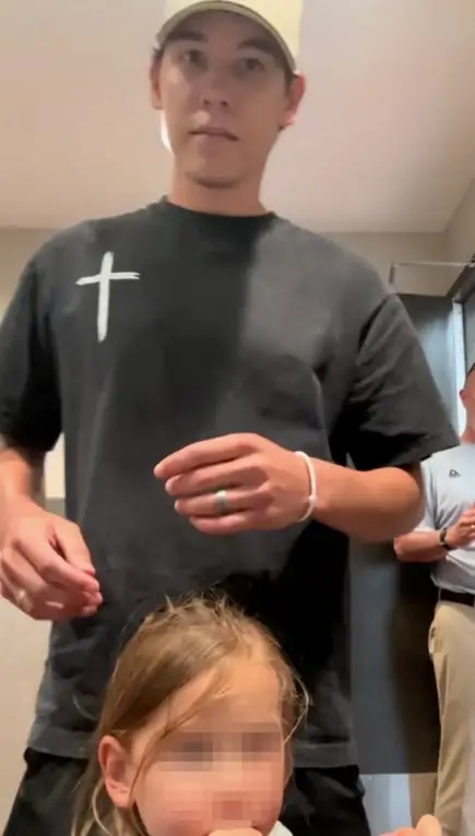 Brodsky insisted that the bathroom was 'empty' when he arrived and took his daughters inside (TikTok/@tylerbrodsky2)
