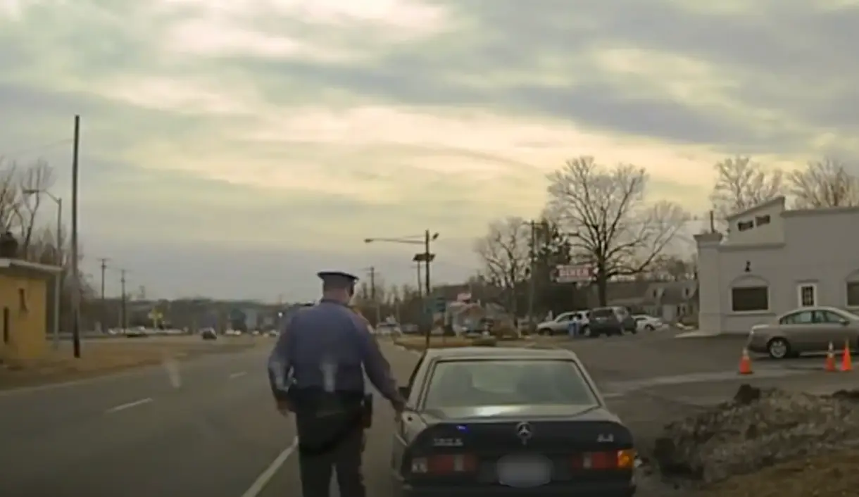 Most police officers do this when a car has stopped (YouTube/Dirceu Valadares)