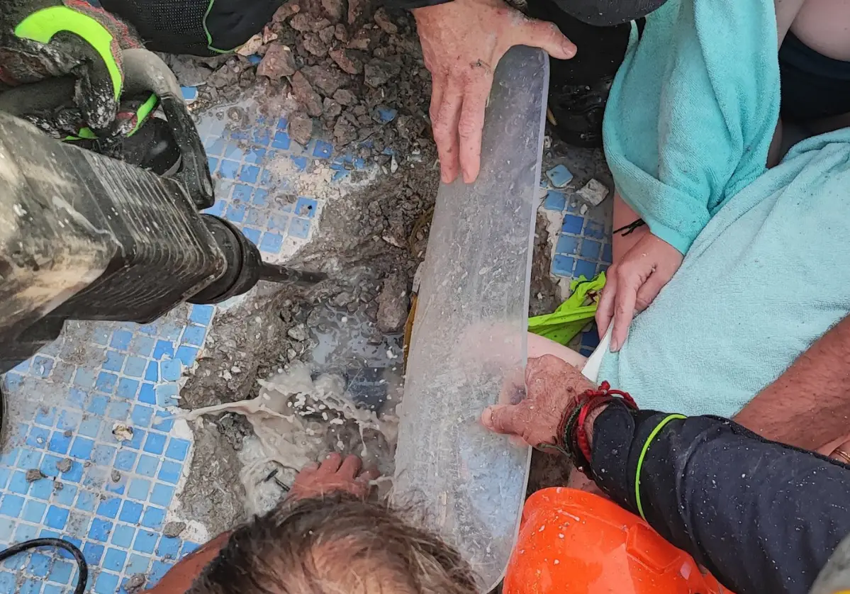 The pipe had to be dug out of the pool so the boy's arm could be freed (Bombers de Mallorca)