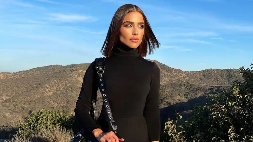 Model Told To Cover Up 'Inappropriate Top' Before Getting On Flight With Family