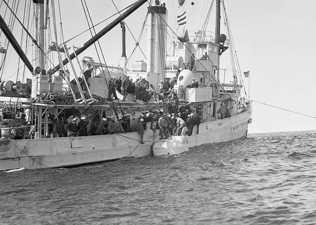 The US Falcon and diving bell used to rescue the surviving divers (Bettmann/Getty Images)