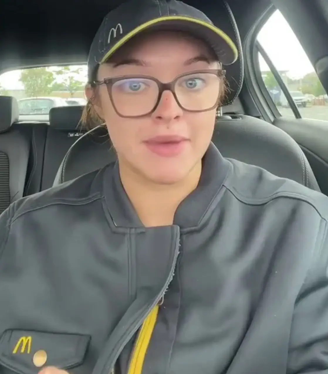 The McDonald's worker gives viewers a behind-the-scenes glimpse. (TikTok/@kenyaxo)