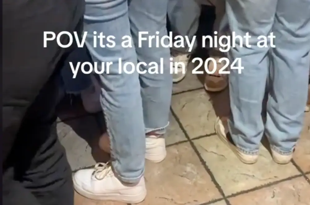 Gen Z prefer to wear sneakers on nights out. (TikTok/@amandaleefarinaa)