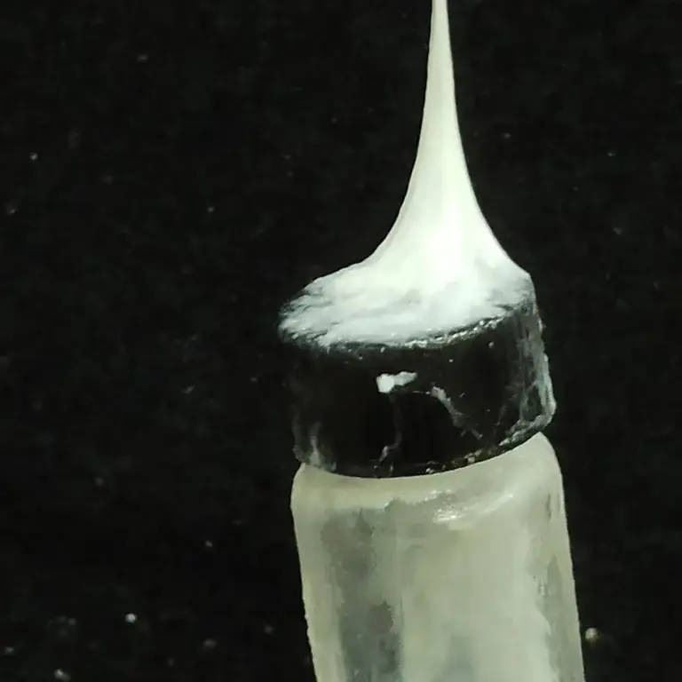 Picking up a bottle with the web slinging tech (Marco Lo Presti, Tufts University)