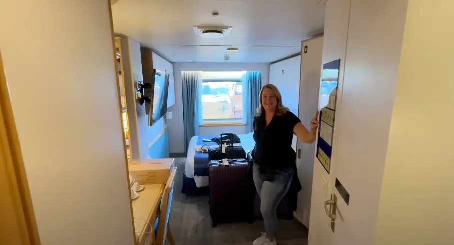 The couple have given a room tour (YouTube/@livinglifeonacruise)