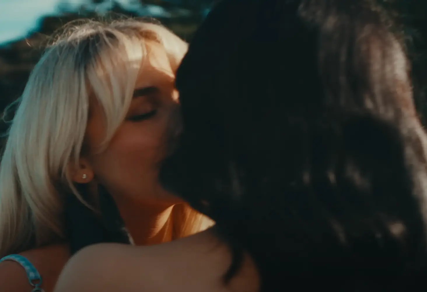 Fans can't stop talking about the Sabrina Carpenter/Jenna Ortega kiss. ( YouTube/ Sabrina Carpenter)