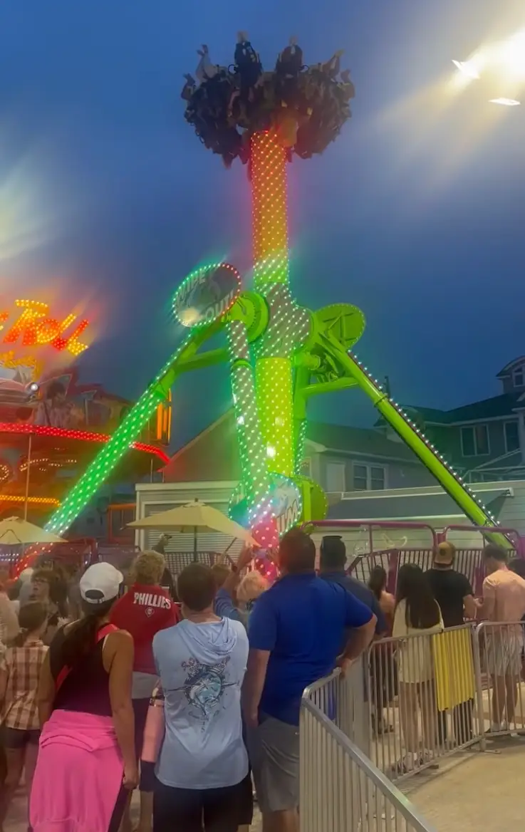 The ride stopped at the worst possible moment (Caitlin Gulli via Storyful)