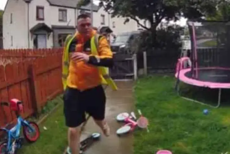 The delivery driver was quick to help. (Ark Media)