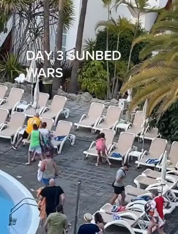 Check out yellow-top dude absolutely going for it.