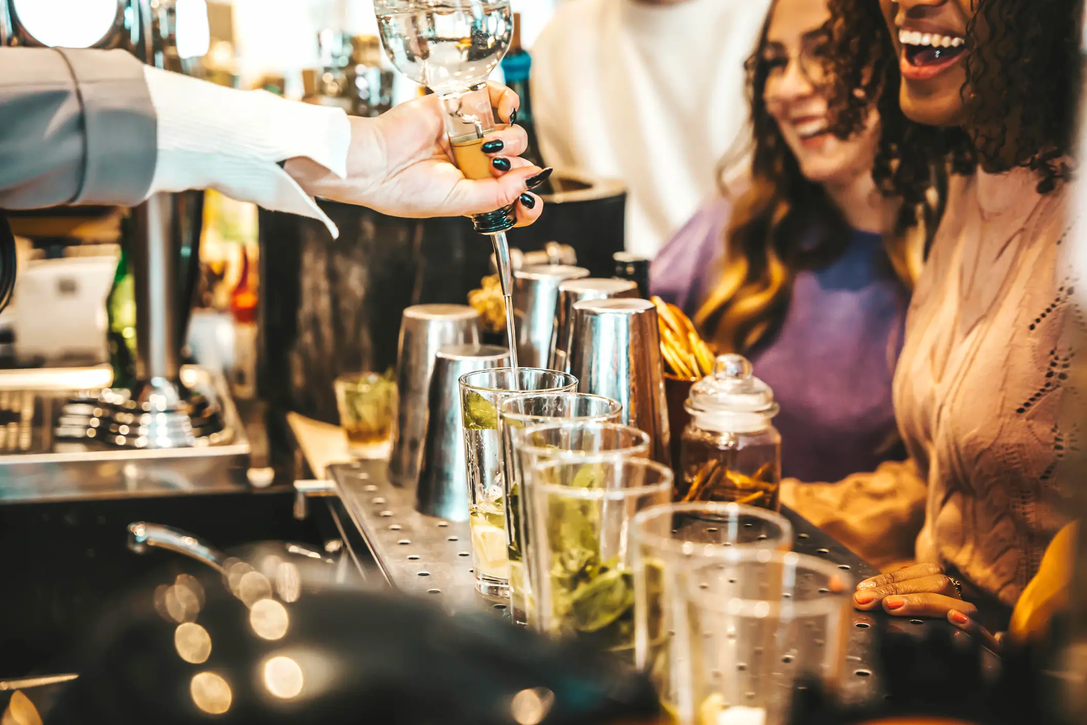 Trying to bag a bartender can be a bad idea, if you don't approach it right. (Getty Stock Photo)