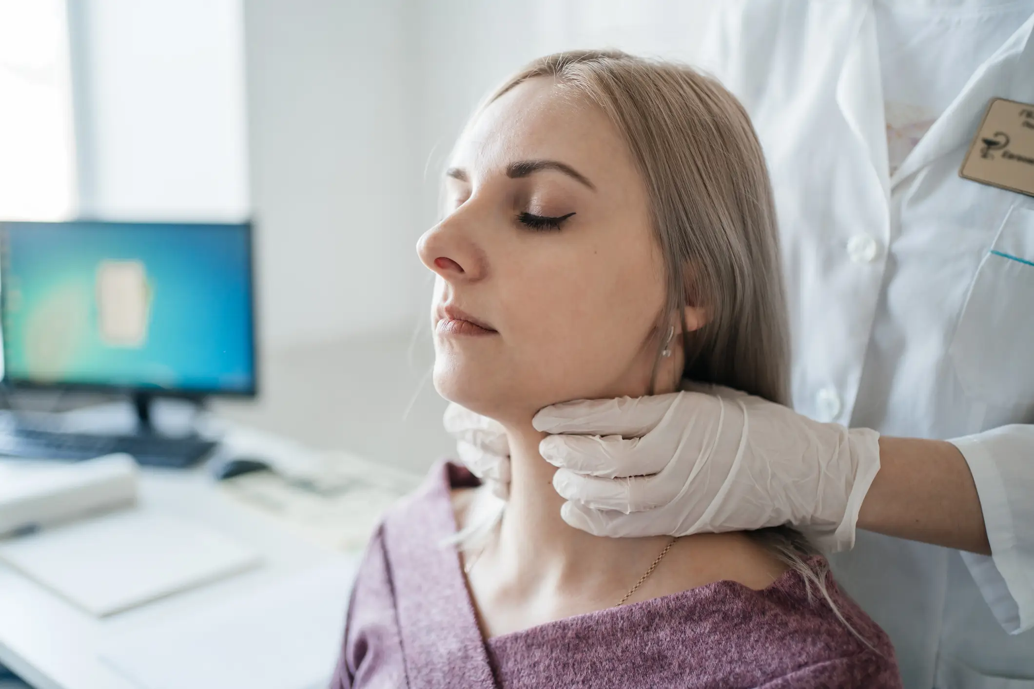 Symptoms include a sore throat and swollen glands in your neck. (Getty Stock)