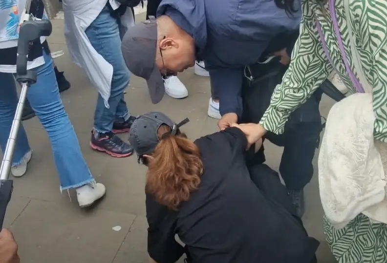She later collapsed to the ground. (YouTube/busk1976)