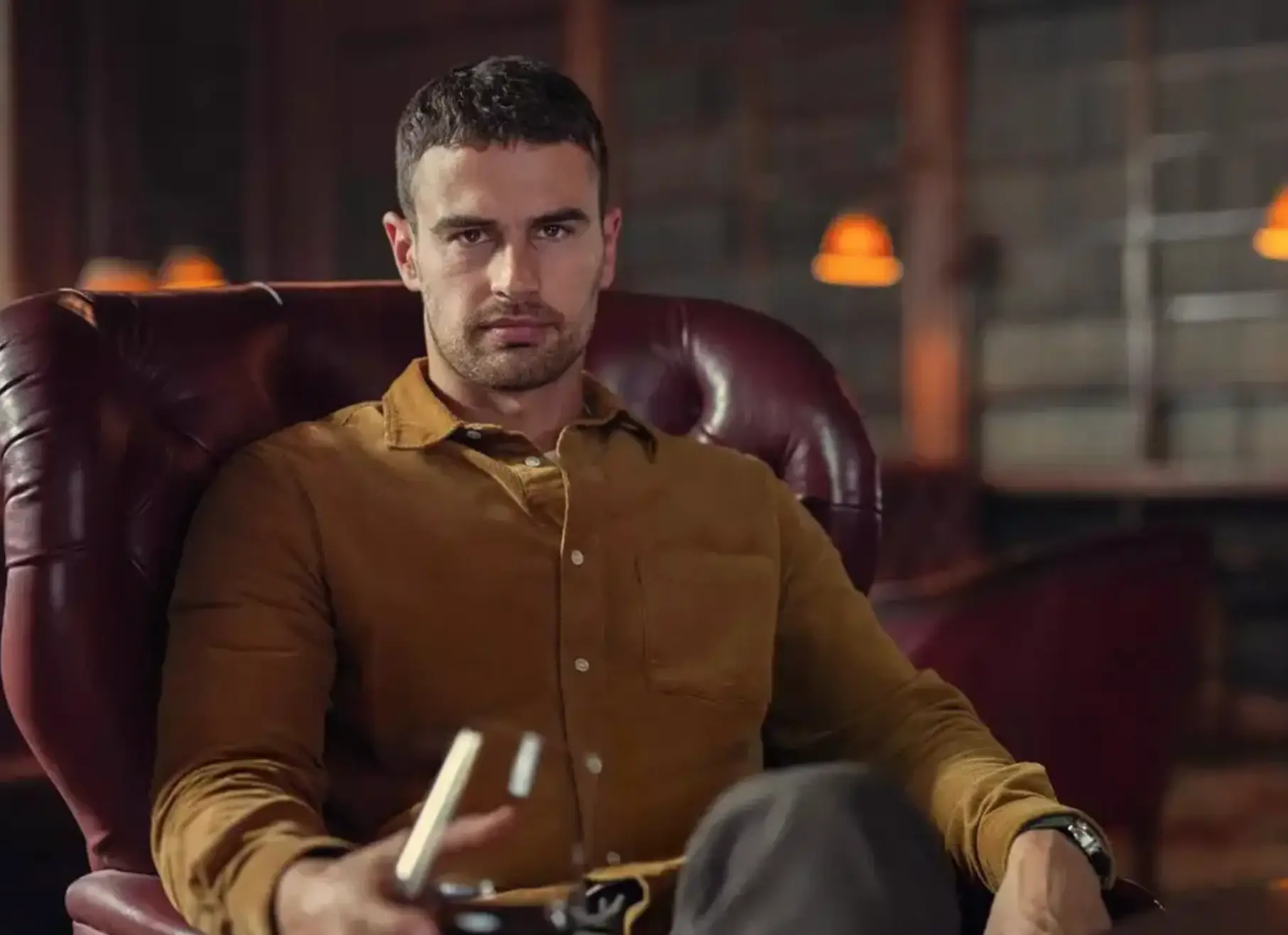 Theo James had the perfect response to the rumours (Netflix)