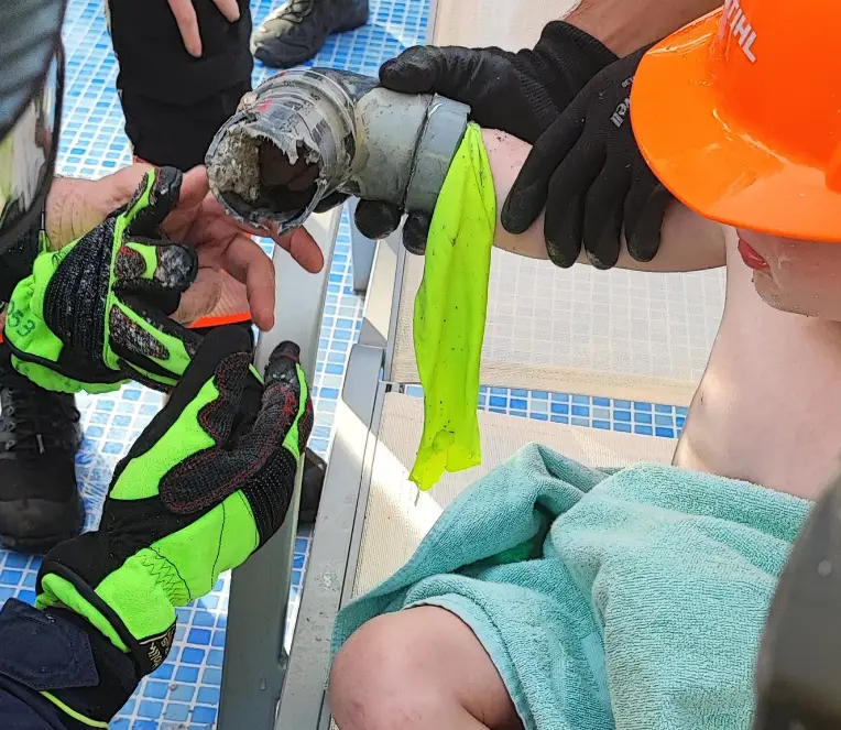 The pool was drained to dig out the pipe and free the boy's arm (Bombers de Mallorca)
