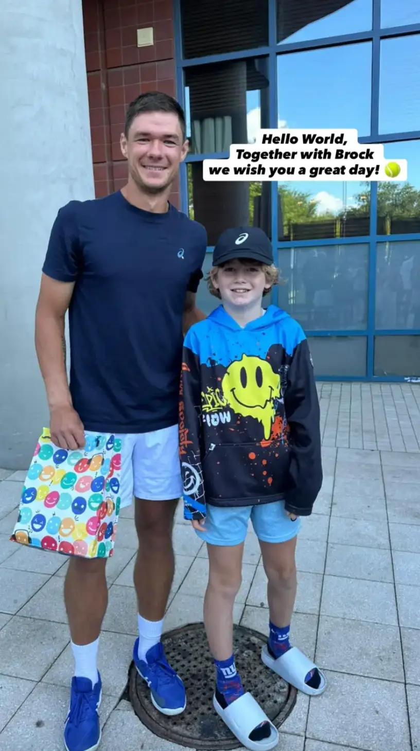 Tennis pro Majchrzak made sure the boy wasn't empty handed (Instagram/@kamilmajchrzakk)