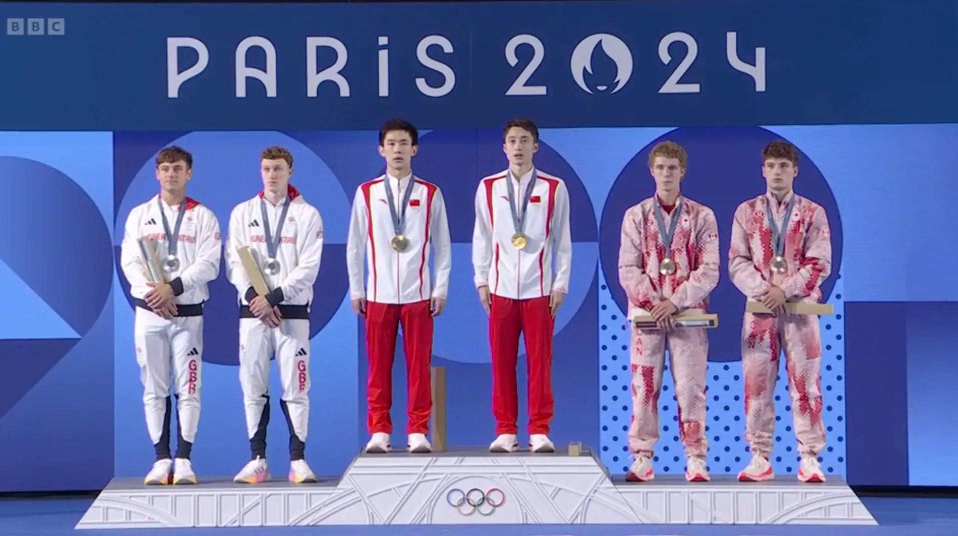 "Papa's got a big new chunk of silver," said commentator Kat Downes. (BBC)