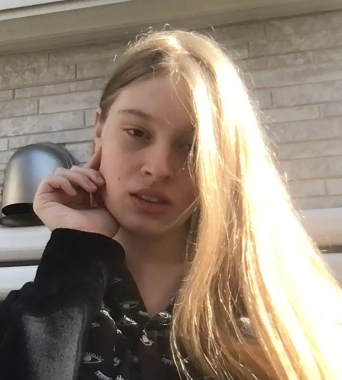 She says she hasn't spoken to him since 2020. (vivllainous / Instagram)