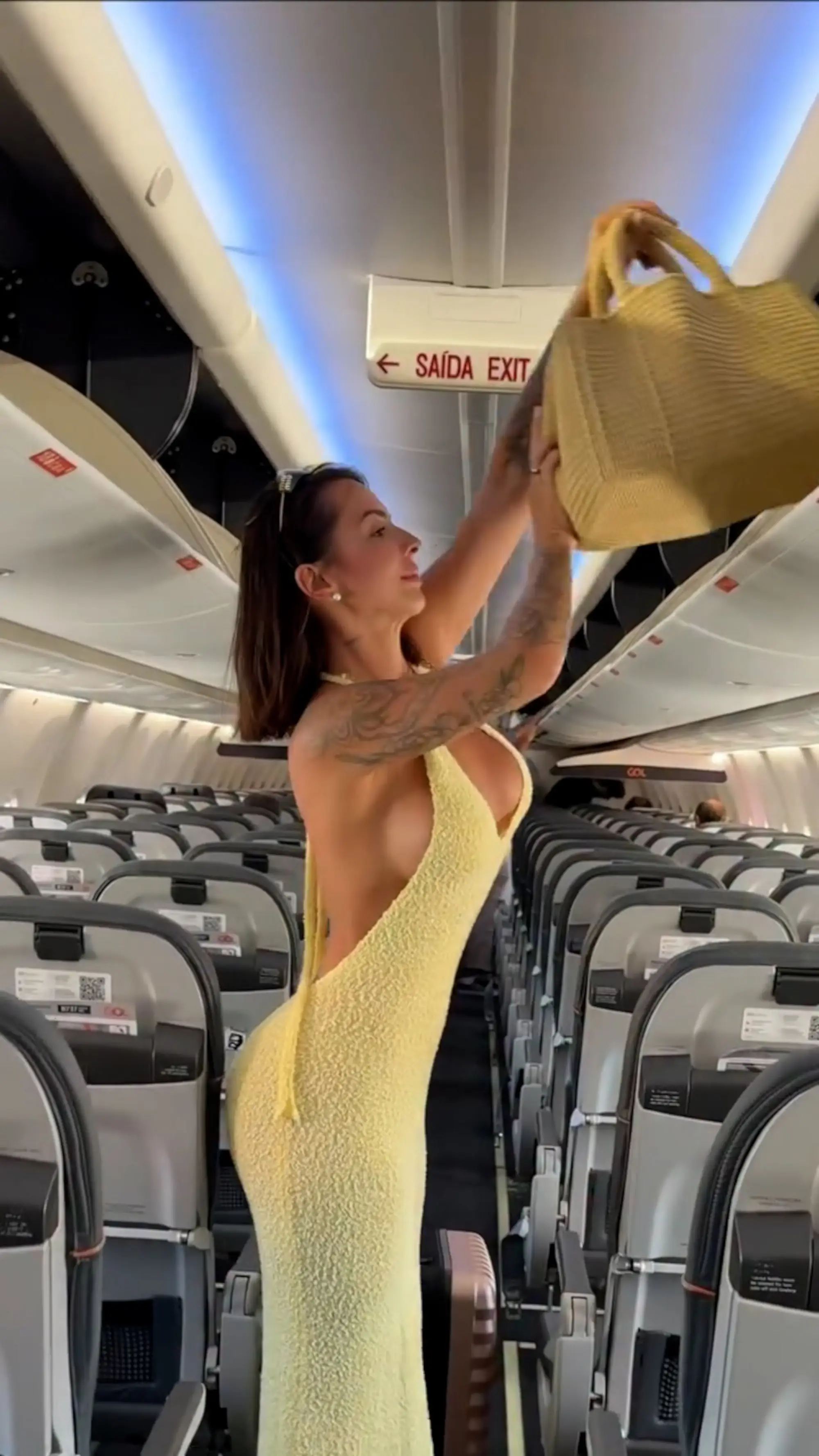 The influencer was wearing this dress when a flight attendant asked if she had anything else to put on (@karolrosalin/CO Press/Newsflash/NX)