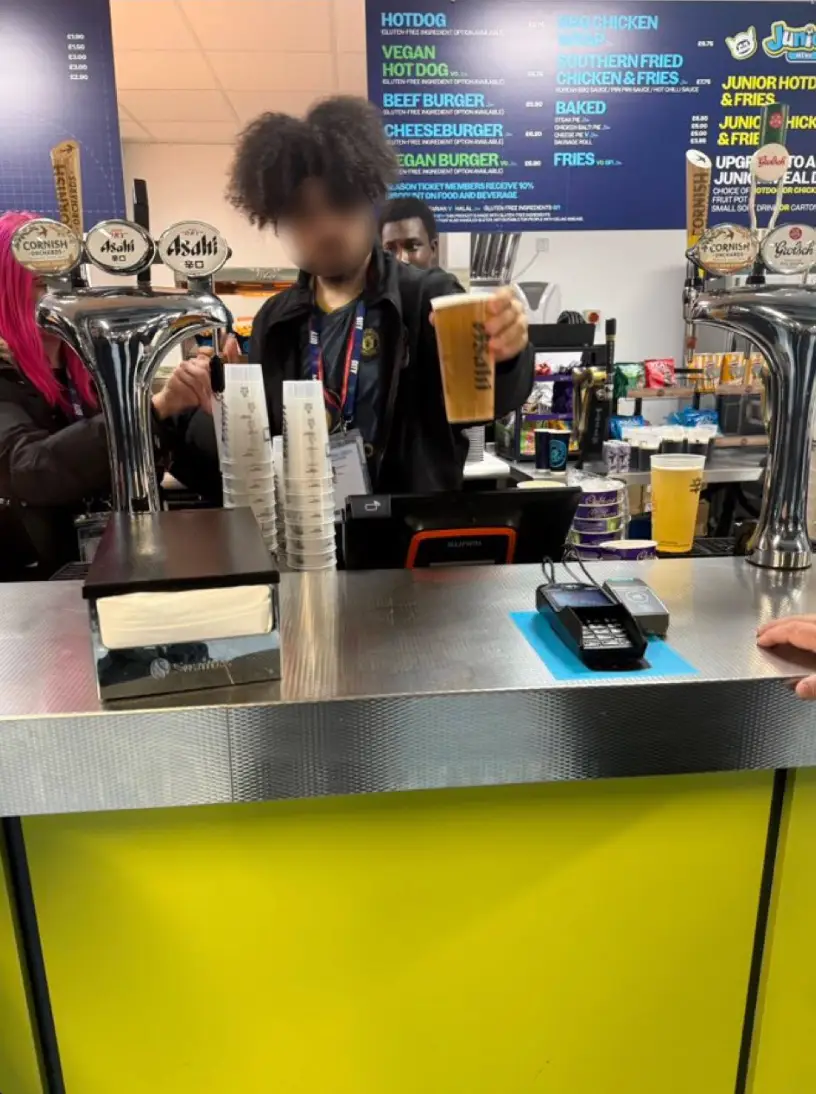 The barman could be seen wearing a United shirt (X/Mataniels)