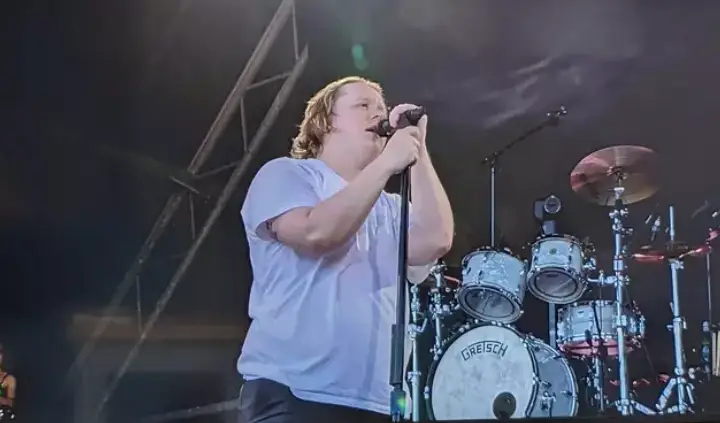 Lewis Capaldi apologised to fans on stage (BBC)