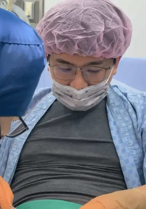 I suppose you'd trust his skills as a surgeon if he's able to do this (Instagram/@docchen3)