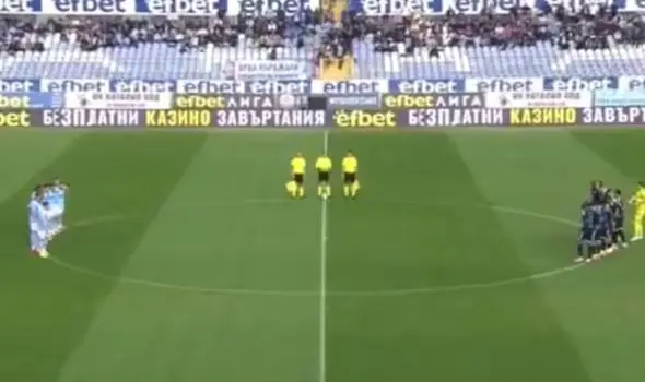 The two sets of players conducted a minute's silence for a former player who is still alive (Diema Sport)