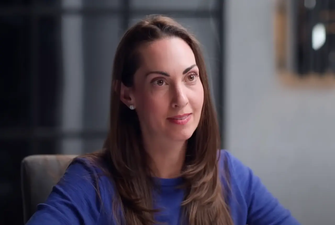 Body language expert and author Vanessa Van Edwards shared the three giveaways that someone is lying (YouTube/Diary of a CEO)