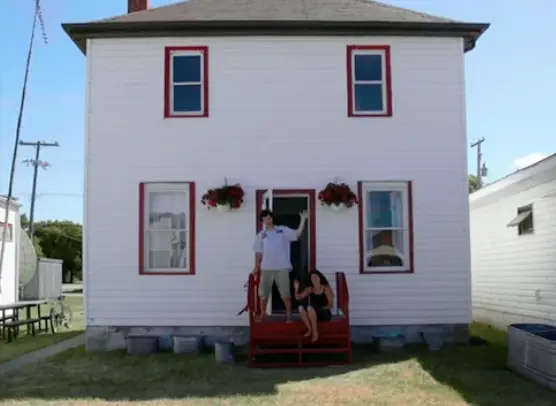 The red paper clip house in Kipling. (Vimeo)