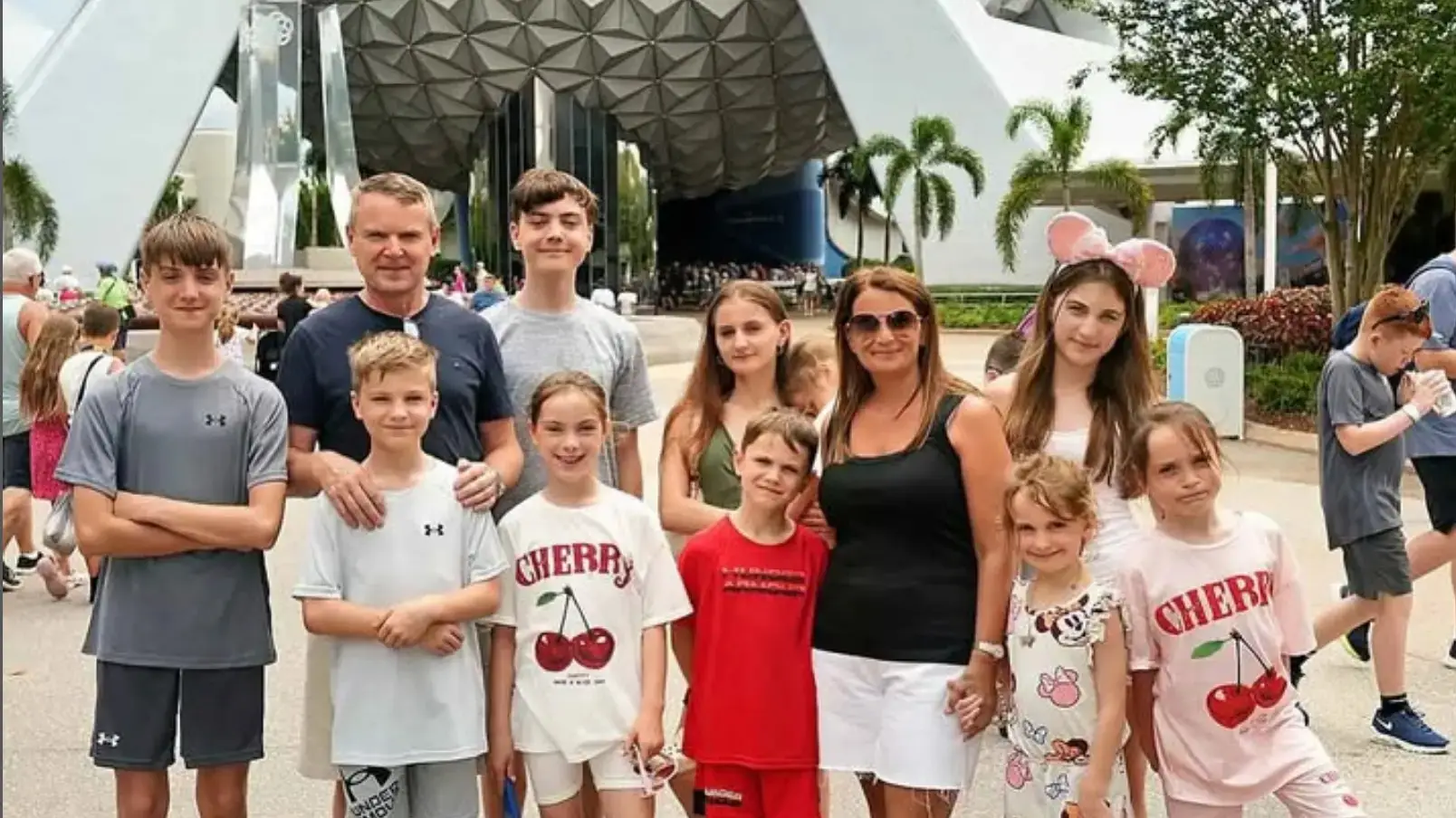 Fans noticed their oldest child rarely appears on social media (Instagram/@theradfordfamily)