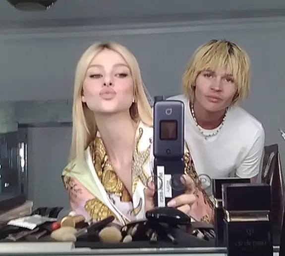 With wedding guests prevented from filming they were given flip phones they could only take photos on (Instagram/@nicolaannepeltzbeckham)