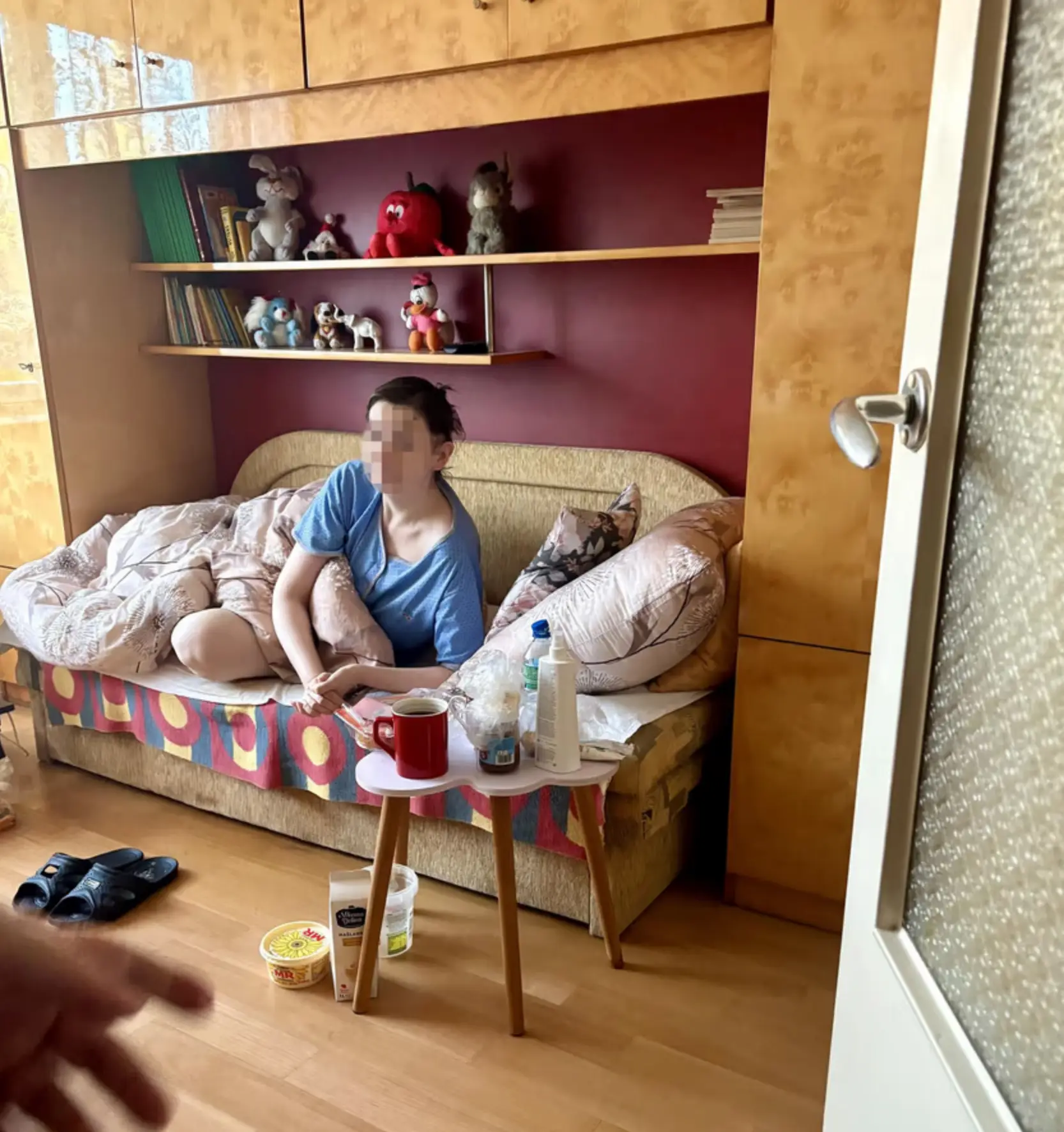 Mirella in her room (Pomagan.pl)