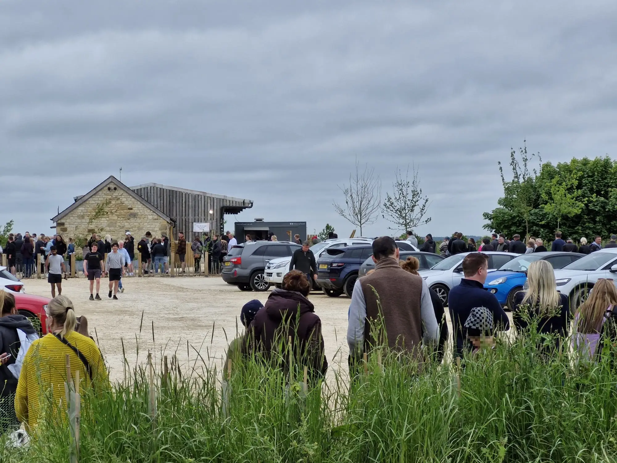 A long wait at Diddly Squat Farm Shop. (LADbible)