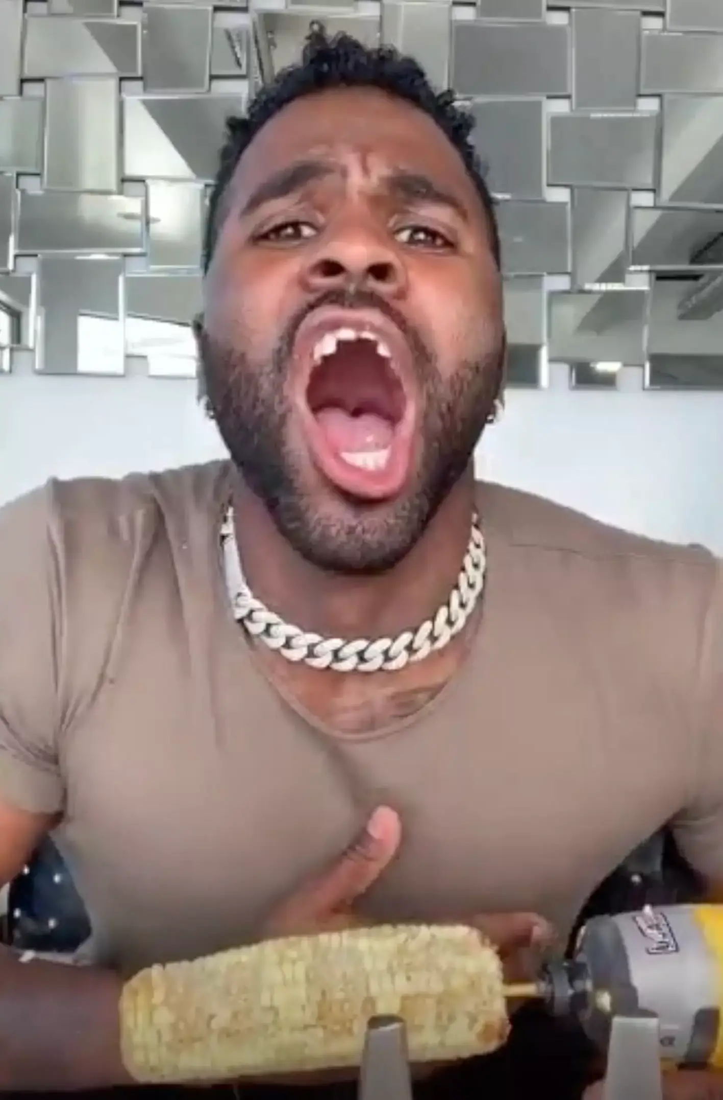 The stunt appeared to cost him his two front teeth (TikTok/@jasonderulo)