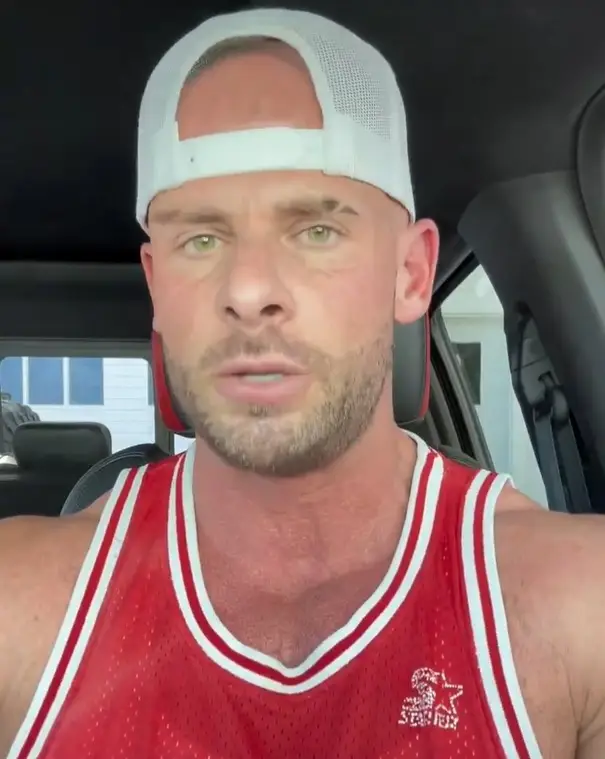 Joey Swoll wasn't happy with this gym etiquette. (X/JoeySwoll)